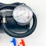 COMPRESOR DE AIRE CHICO PLASTICO NEGRO CON MANOMETRO 12V - Imagen 2