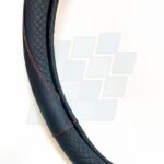 CUBRE VOLANTE 38CM NEGRO CON CUADRILLE TRAMADO COSTURA ROJA - Imagen 2