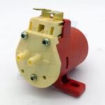 BOMBA LAVAPARABRISAS UNIVERSAL 1 SALIDAS 12V CON SOPORTE ROJA - Imagen 2