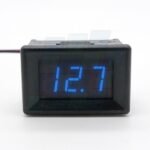 VOLTIMETRO DIGITAL PARA EMPOTRAR RECTANGULAR 34X20MM 2,3-30V 2 CABLES LED AZUL "CHICO"