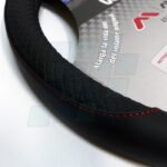 CUBRE VOLANTE BASE PLANA 38cm PVC CON NEGRO TRAMADO CON COSTURA ROJA - Imagen 2